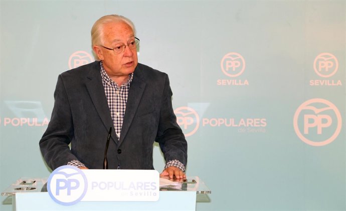 El parlamentario andaluz del PP de Sevilla Jaime Raynaud, en rueda de prensa