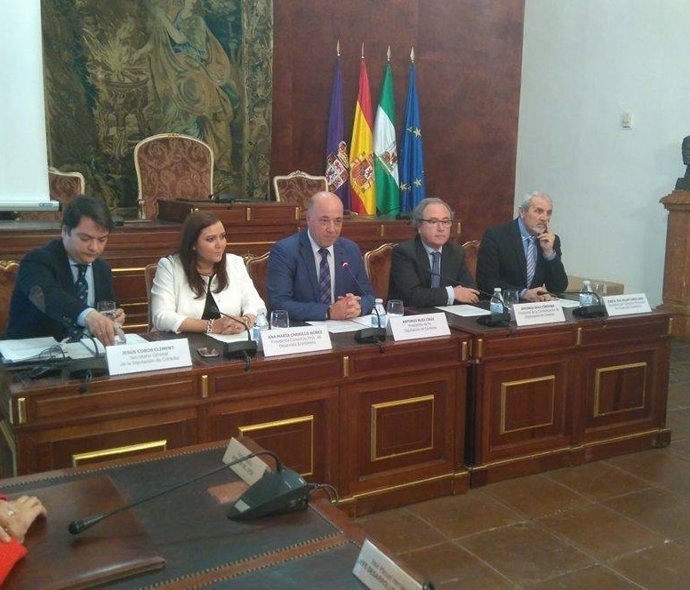 Antonio Ruiz (centro), junto a Carrillo y Díaz, durante la firma del convenio