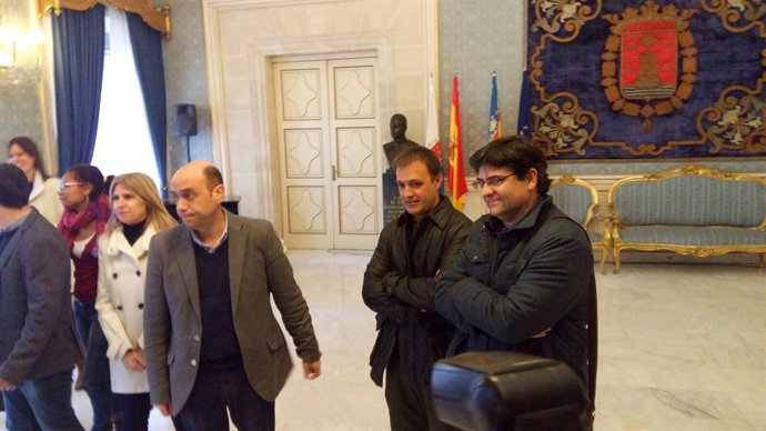 Bellido y Pavón, juntos, frente al alcalde Gabriel Echávarri