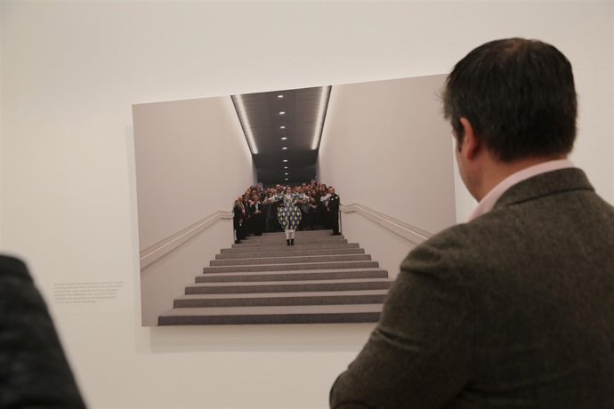 El diputado de Cultura, Víctor González, junto a la obra.