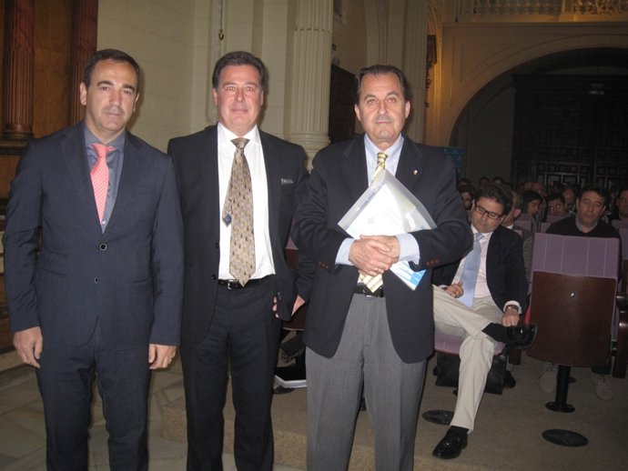 De la Torre (i) en las jornadas sobre enfermedades profesionales.