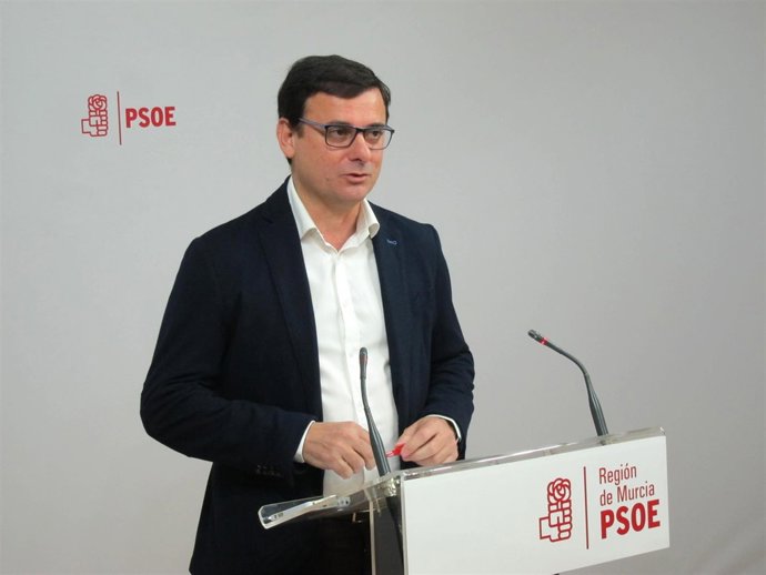 El secretario de Comunición y diputado del PSOE Emilio Ivars en rueda de prensa