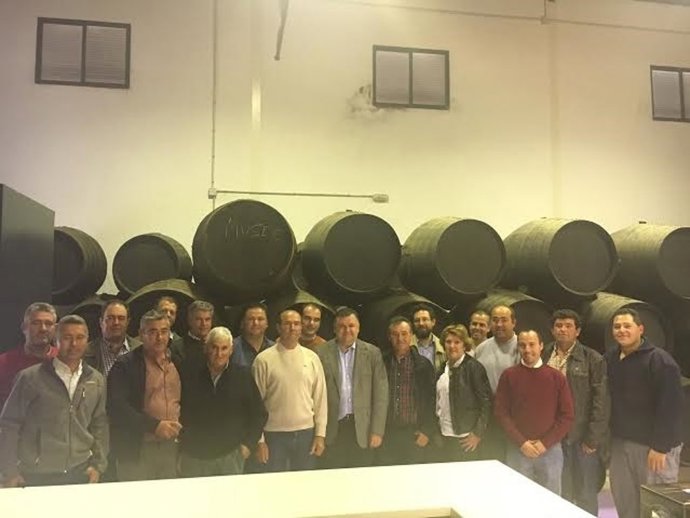 Zurera (centro), con el alcalde de Montemayor y cooperativas, en el encuentro