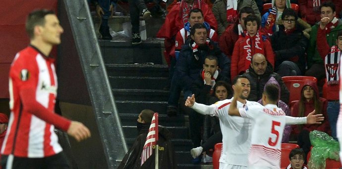 Iborra celebra el 1-2 en el Athletic-Sevilla de Europa League
