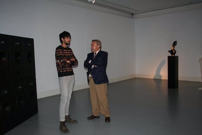 Alcalde (dcha.) junto al creador de la exposición