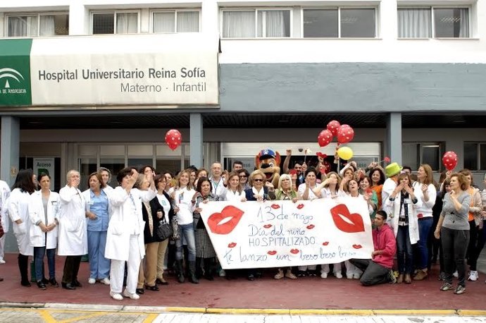 Profesionales del Hospital Reina Sofía lanzan besos