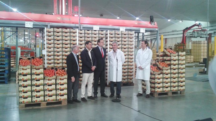 Rajoy junto al presidente de la cooperativa CASI en Almería