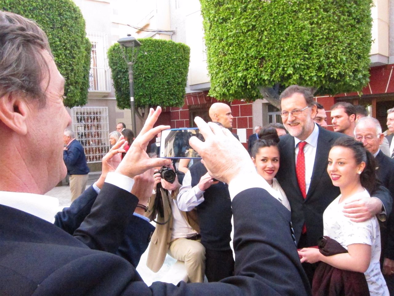 Hernando (PP) hace una foto a Rajoy con dos jóvenes en Almería