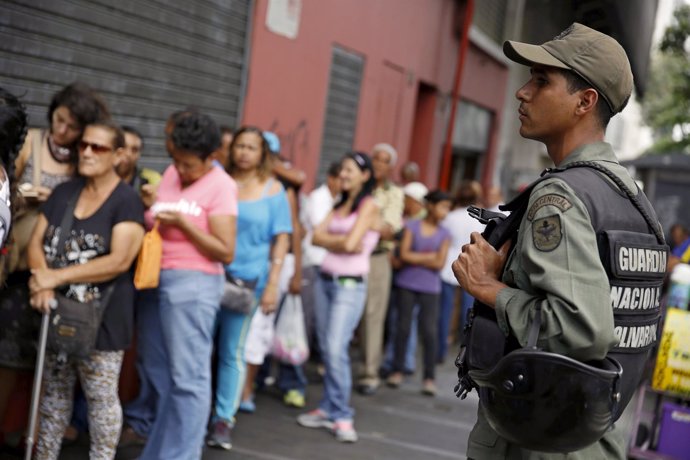 Venezolanos haciendo cola