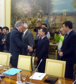 Alonso (derecha) saluda al ministro, Íñigo Méndez de Vigo. 