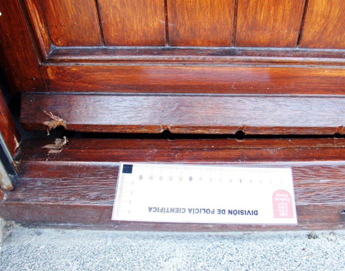 Puerta forzada con una palanca