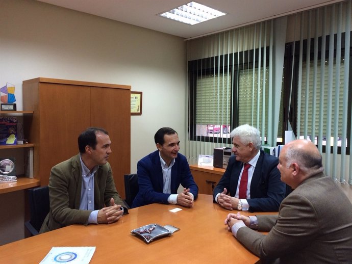 Reunión del delegado de Economía en Huelva con el gerente de Aiqbe
