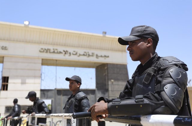 Policías egipcios frente a un tribunal de El Cairo