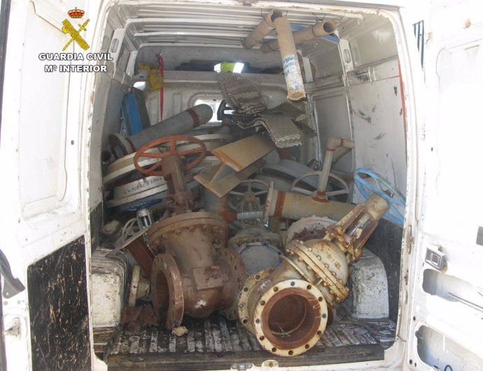 Piezas de metal robadas en el interior de una furgoneta
