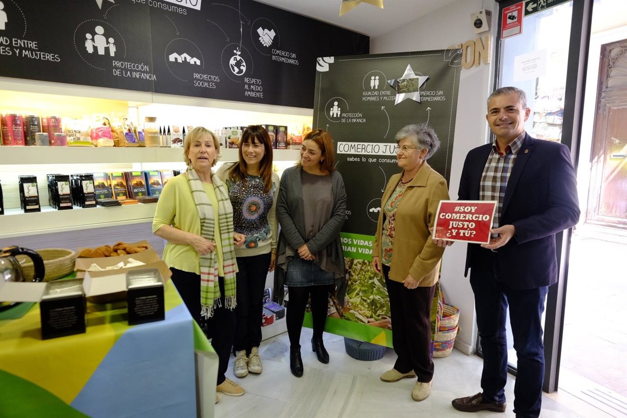 El edil de Málaga, Julio Andrade, en una tienda de comercio justo