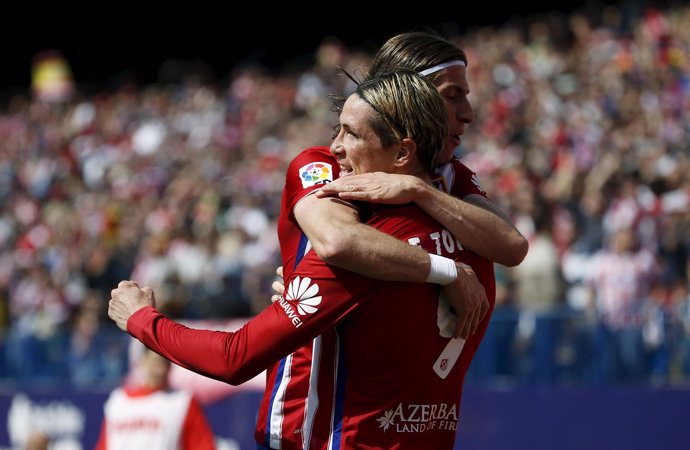 Fernando Torres y Filipe Luis celebran un gol en el Calderón