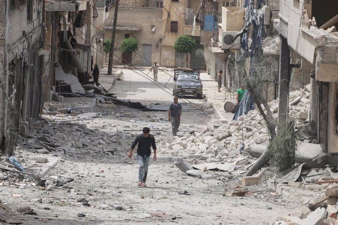 Calle destruida en un barrio de Alepo (Siria)