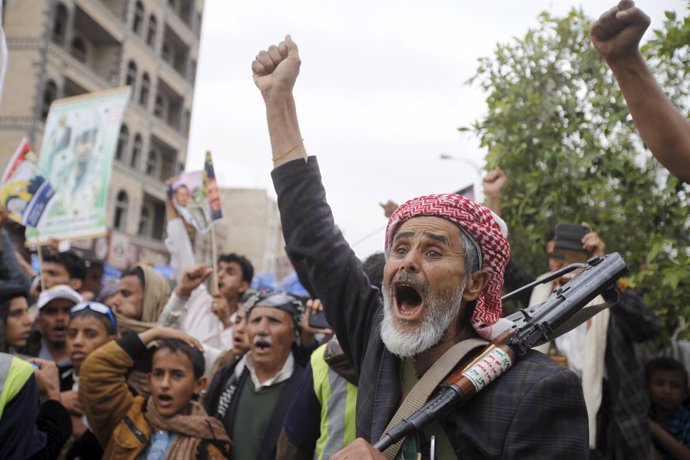 Manifestante huthi en una protesta en Saná