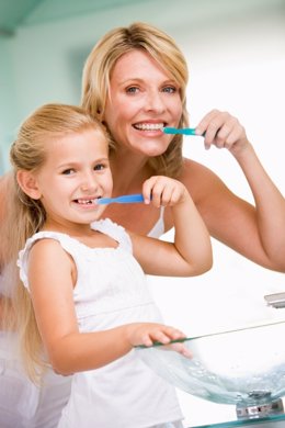 Cepillarse los dientes. Madre e hija lavándose los dientes. Higiene dental.
