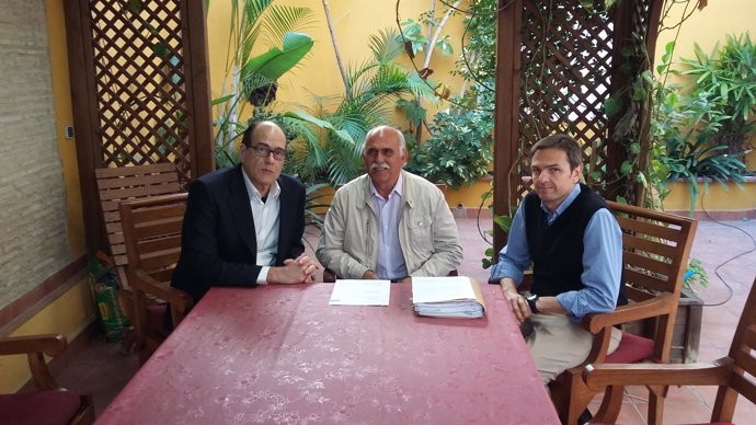 El exconcejal con sus abogados Pedro Nácher y Gonzalo Pérez