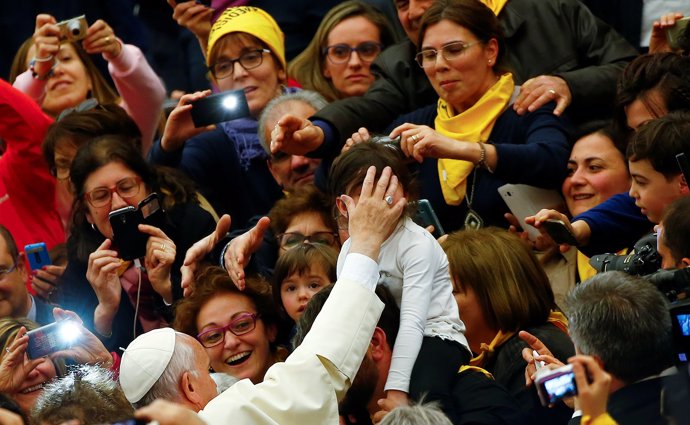 El Papa Francisco estudiará permitir a las mujeres celebrar bodas y bautizos