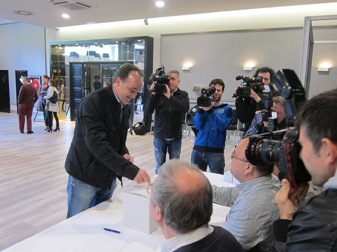 Javier Esparza vota en las primarias de UPN para el Congreso y el Senado