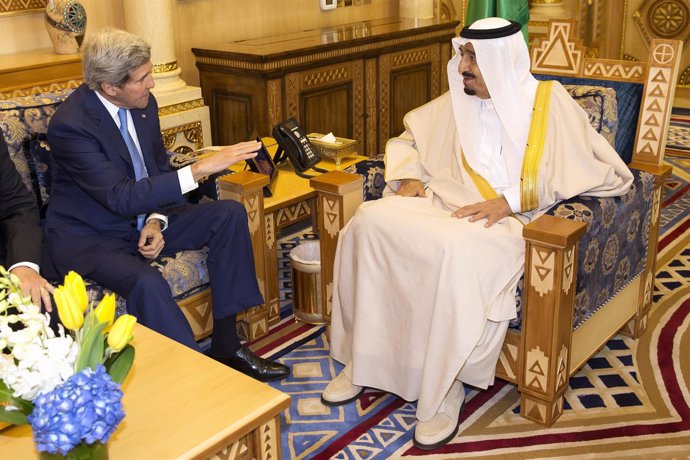 John Kerry y el rey de Arabia Saudí Salman bin Abdulaziz al-Saud at Diriya