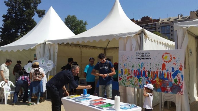 Carpas en el antiguo cauce del río Túria en la Primavera Educativa