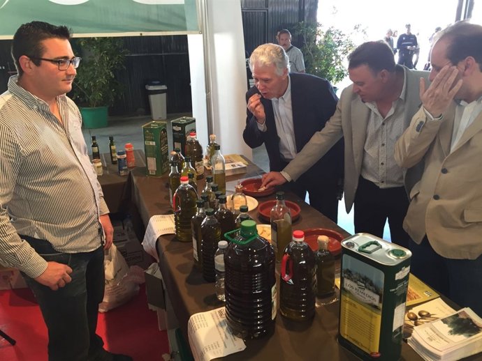 El senador socialista Francisco Menacho participa en una cata de aceite