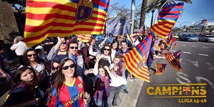 Aficionados del FC Barcelona celebran el título de Liga