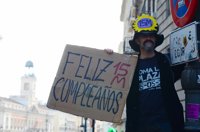 Cientos de personas se concentran en la Puerta del Sol de Madrid por el quinto aniversario del 15M