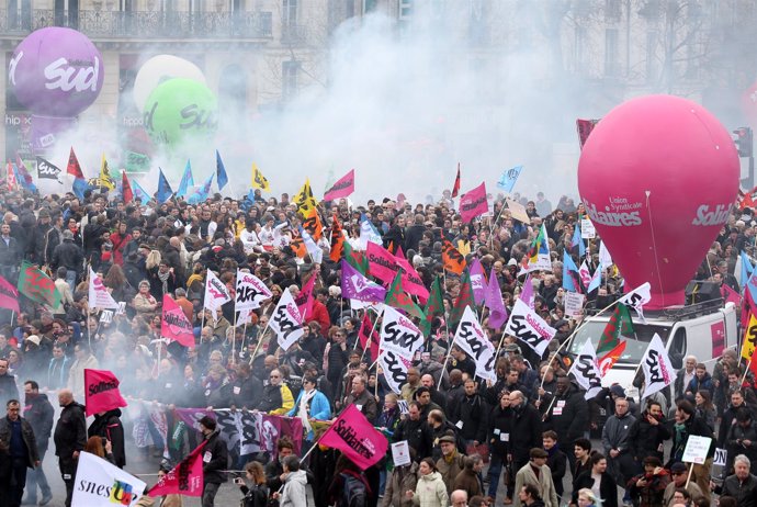 Manifestación de sindicatos y estudiantes en París