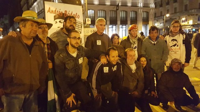 Cañamero y miembros del SAT en la Puerta del Sol antes de la huelga de hambre