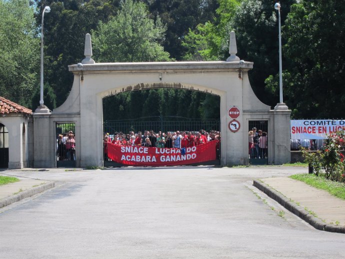 Trabajadores de Sniace protestando en la fábrica