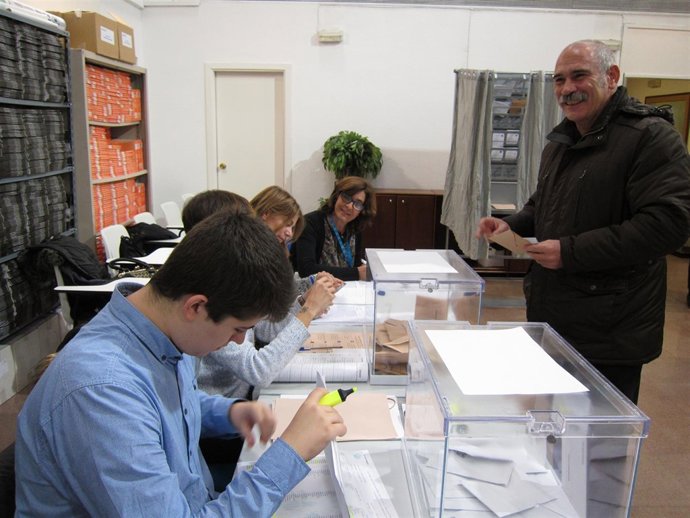 Gabriel Prior cabeza de lista de UPyD La Rioja al Congreso votando el 20D