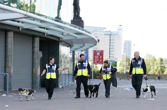 Perros expertos en explosivos en Old Trafford (Manchester)