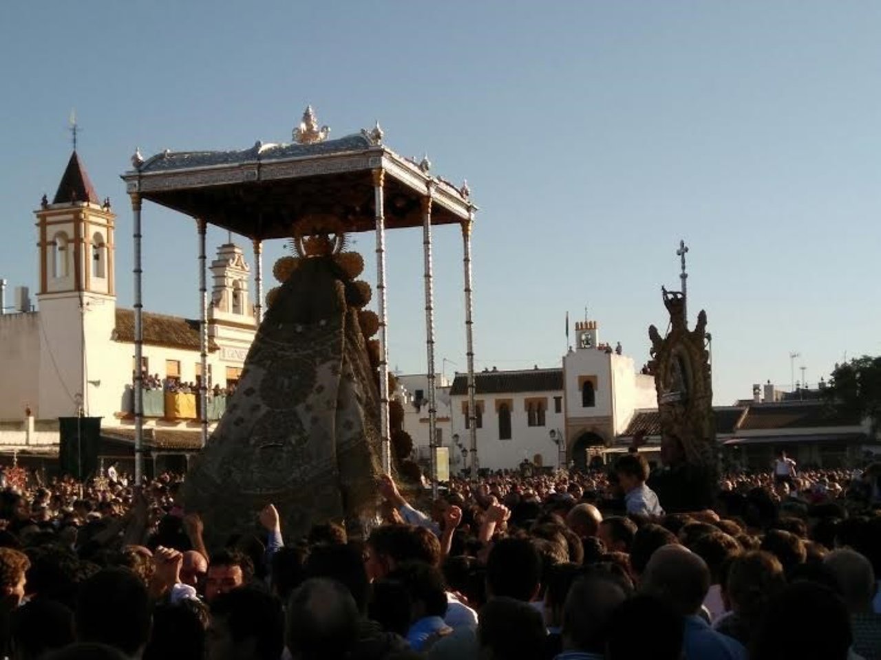 La Virgen del Rocío procesiona por la aldea.