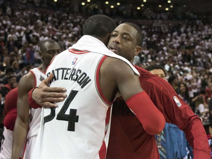 Wade felicita a Patterson tras el Raptors-Heat