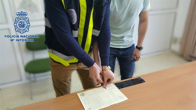 Toma de impresión dactilar a detenido