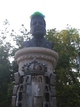 Busto de Adolfo Suárez con la peluca sobre la cabeza.