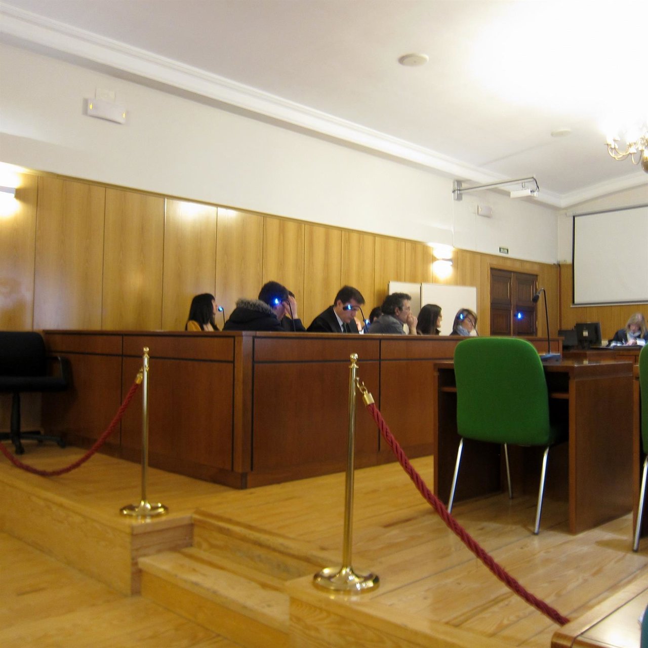 Los acusados, junto a sus letrados, en la Audiencia de Valladolid. 