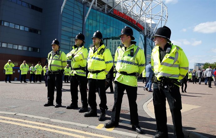 La policía vigila las inmediaciones del estadio de Old Trafford