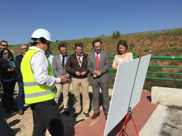 López (2d) en la reactivación de las obras del ramal ferroviario de Vadollano.