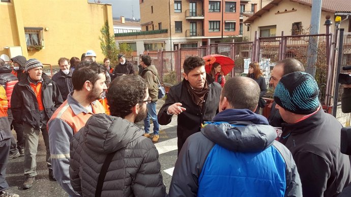 Mikel Serrano y trabajadores de Arcelor Mittal
