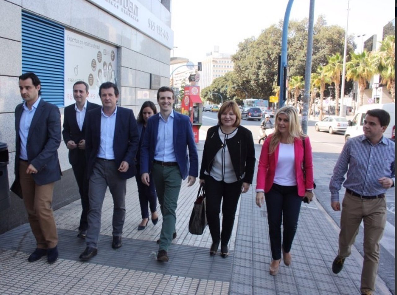Pablo CAsado, en el centro de la imagen, en Alicante