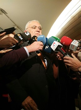 Cotino atiende a los medios en los pasillos de las Corts