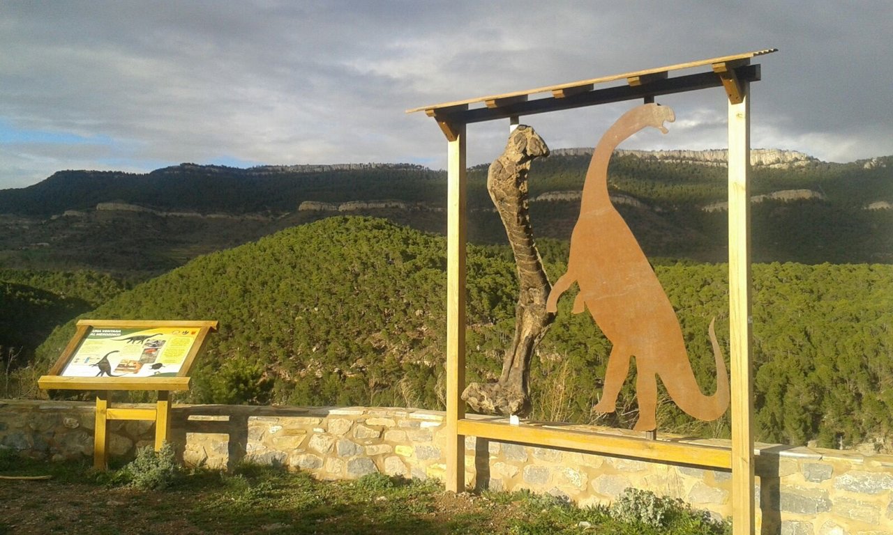 Una de las paradas del DINOpaseo en El Castellar  