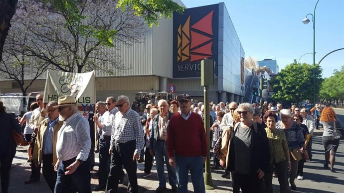 Usuarios de los centros de mayores en la manifestación de este lunes en Sevilla