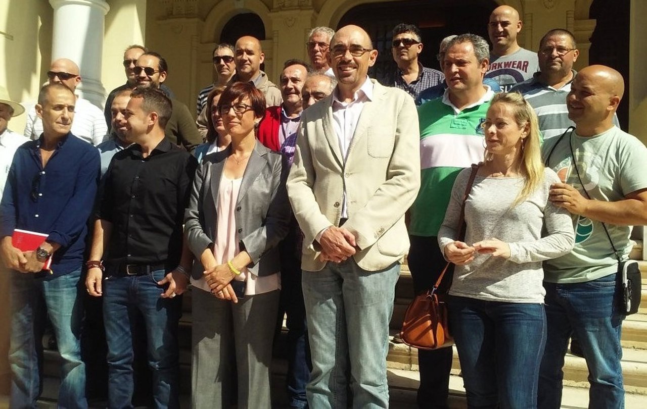 Zorrilla, Gámez, Espinosa y Belmonte, junto a trabajadores de Limasa y vecinos.
