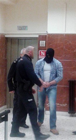 Jonathan Moya, con el rostro tapado, antes de entrar en sala